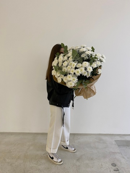 Гранд букет из хризантемы и эвкалипта