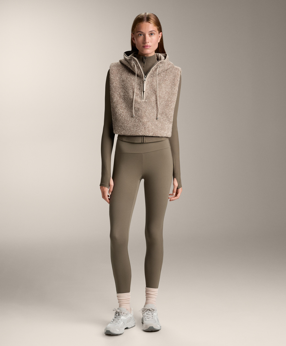 Oysho Жилет из овчины с капюшоном, серо-коричневый меланж