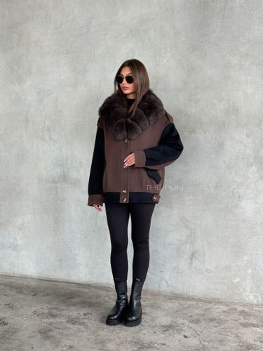 Шоколадная куртка с черными рукавами