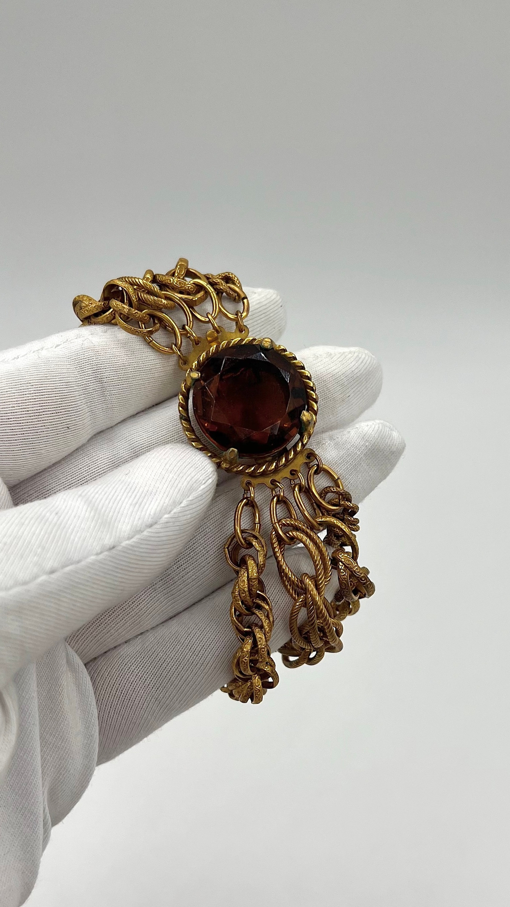 Браслет с коричневым кристаллом