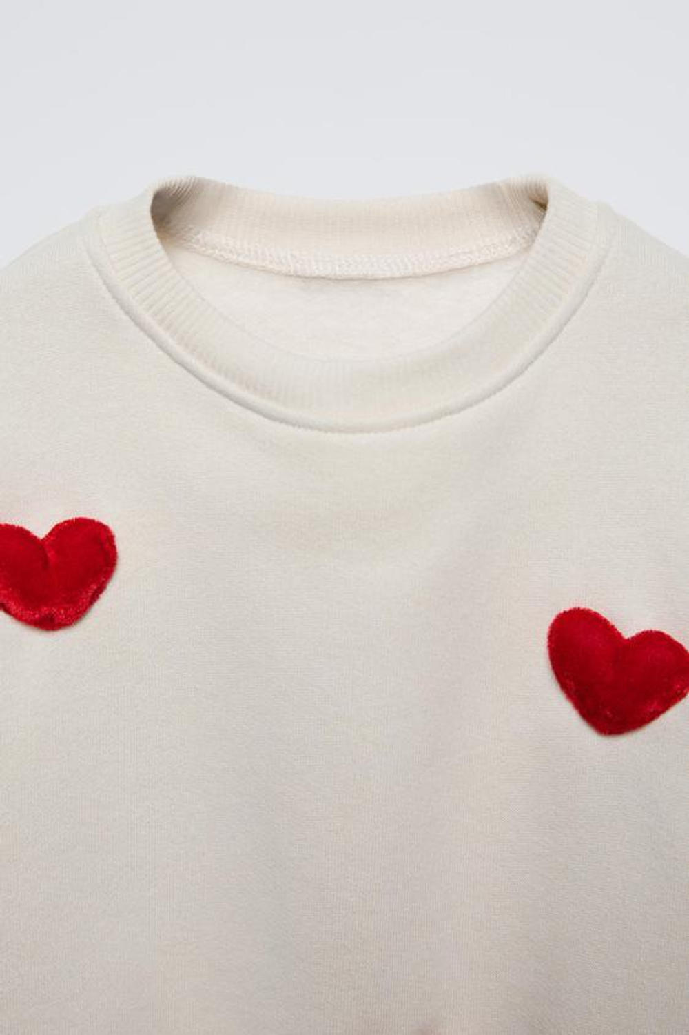 ZARA ТОЛСТОВКА С АППЛИКАЦИЯМИ «СЕРДЦЕ», ЭКРЮ