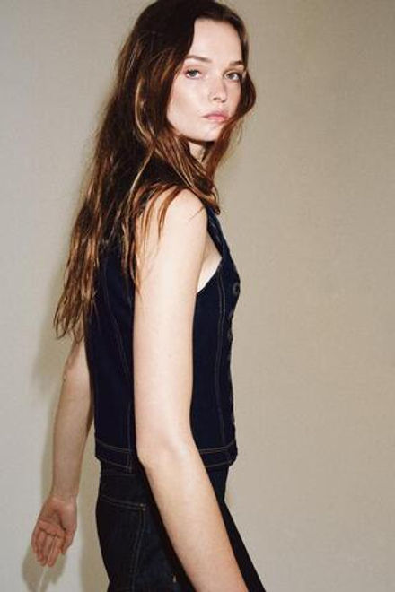 ZARA ДЖИНСОВЫЙ ЖИЛЕТ С ДЕКОРАТИВНОЙ СТРОЧКОЙ — ZW COLLECTION, СИНИЙ