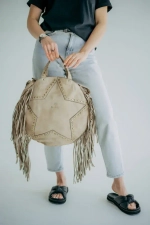Женская сумка из натуральной вареной кожи с бахромой и заклепками цвет слоновая кость