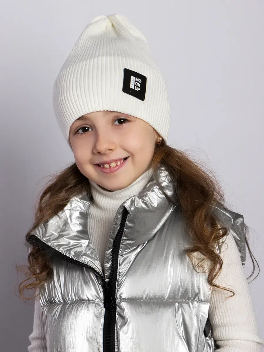 Белая шапка детская бини на осень