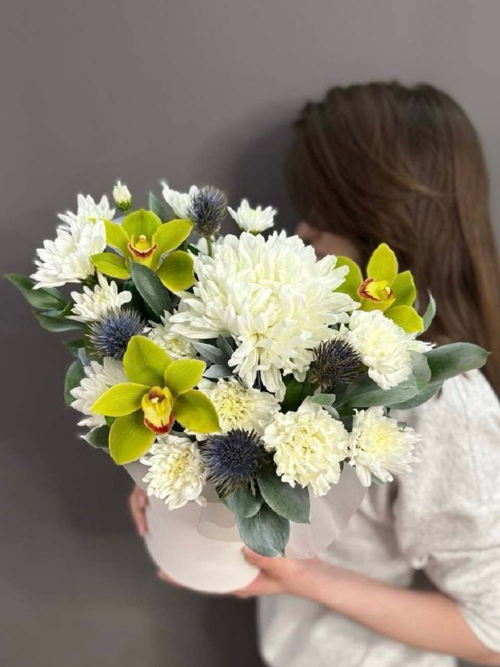 Коробка с цветами в бело-зеленой гамме