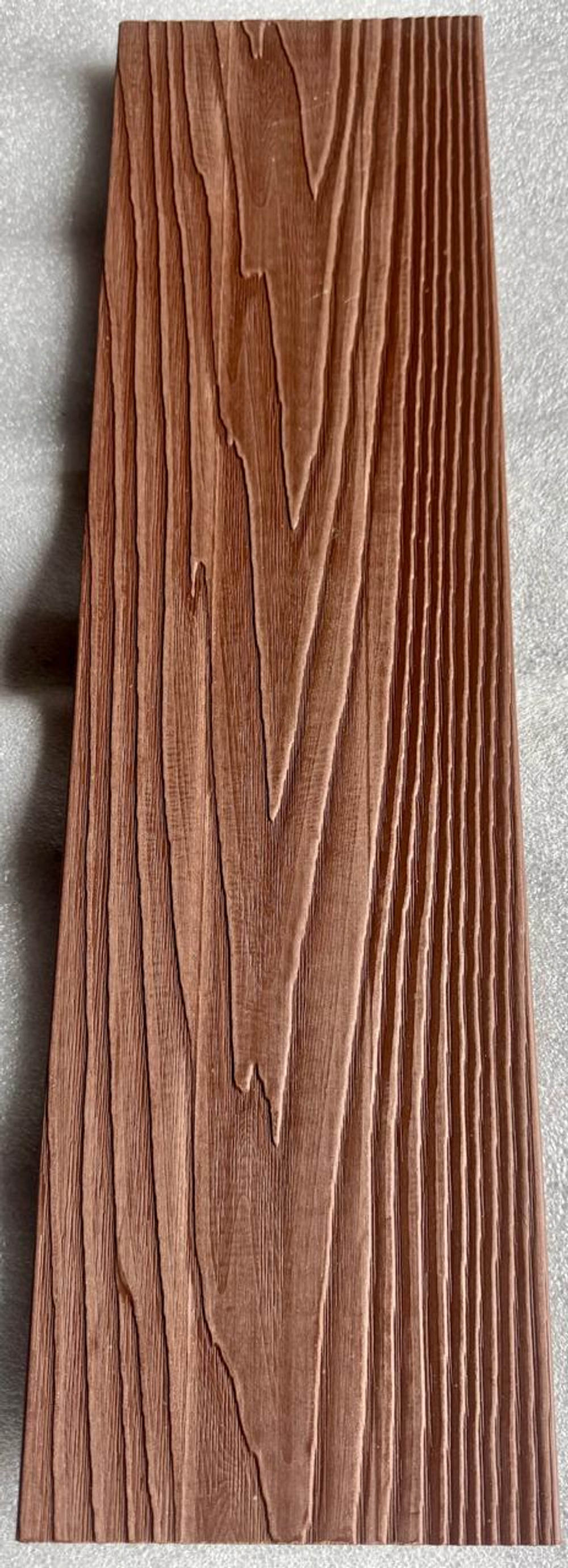 Заборная доска полнотелая двухсторонняя 3D тиснение под дерево 137*10 Цвет Красное дерево