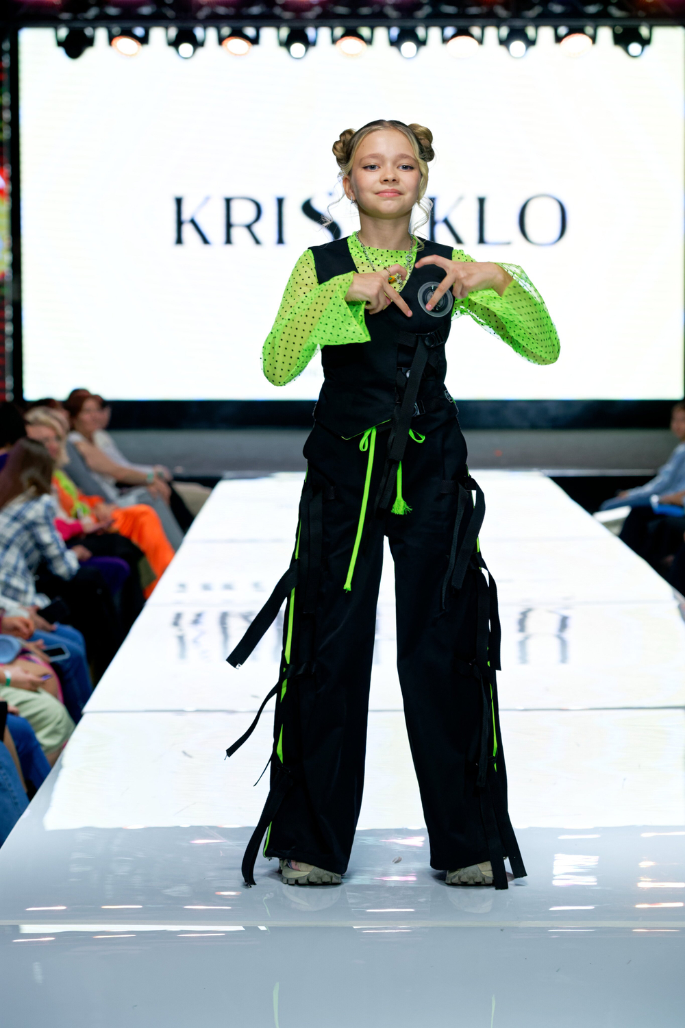 Черный костюм для ярких будней