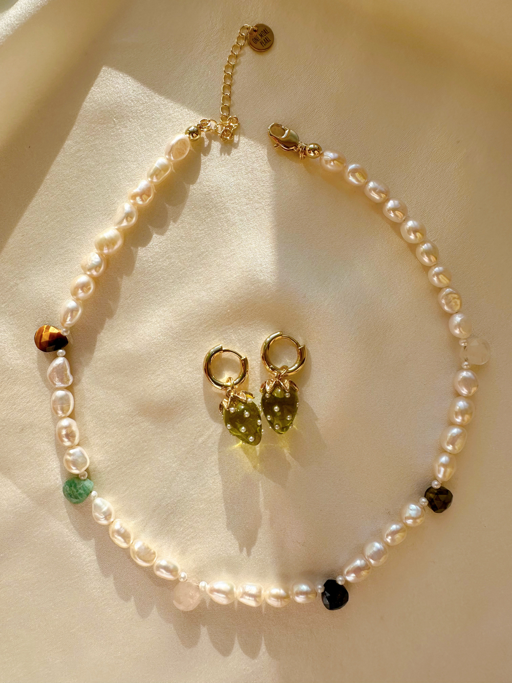 Серьги Клубнички мини оливковые