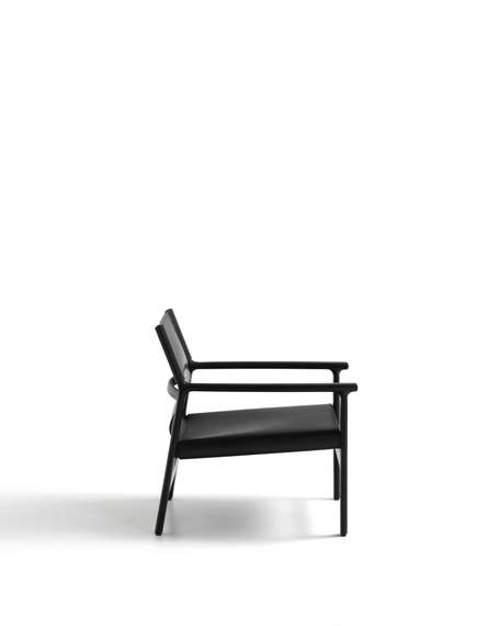 Кресло Jan из переработанной кожи черного цвета и ясеня в черном цвете