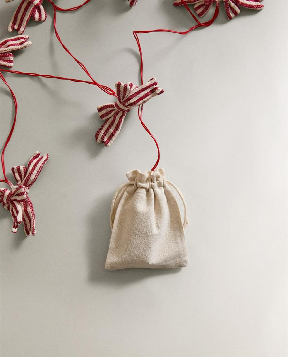 ZARA HOME НОВОГОДНЯЯ ГИРЛЯНДА С БАНТИКАМИ, КРАСНЫЙ