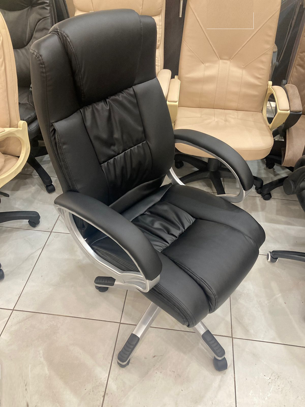 Кресло для руководителя Барнео (Barneo) К-6 черная кожа