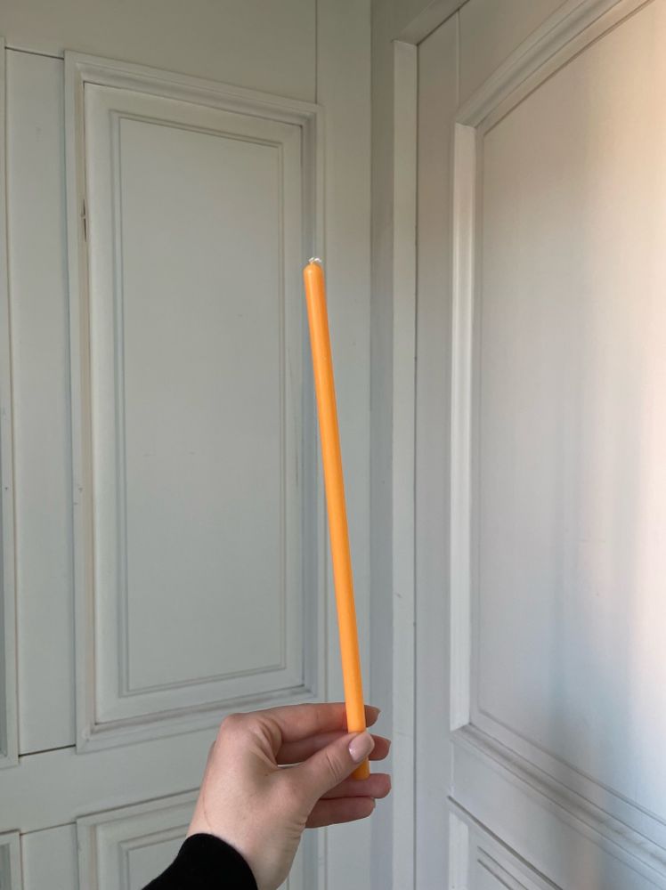 Свеча motley ручной работы тонкая морковная