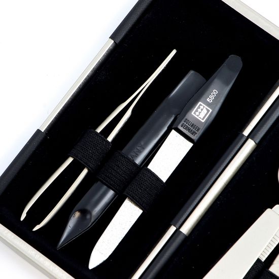 Маникюрный набор YES, 5пр. Инструменты: ножницы для ногтей, книпсер, шабер пластик, пинцет наклонный, пилка металлическая. Футляр: металл, цвет металлик/чёрный. Размер 11.5 х 2 х 6 см