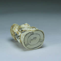 Нэцкэ Девушка с веером и корзиной на плече