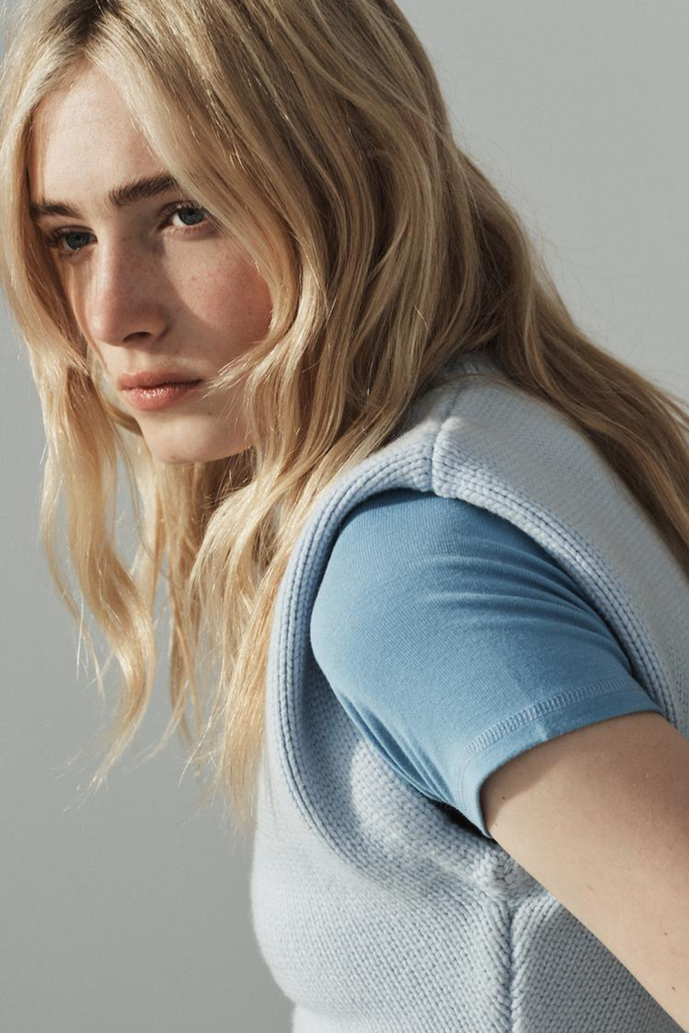 ZARA ТРИКОТАЖНЫЙ ЖИЛЕТ С АКЦЕНТНЫМИ ПЛЕЧАМИ, СИНИЙ