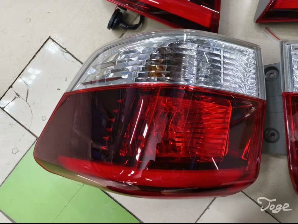 Задний фонарь, задний стоп-сигнал и задняя комбинированная фара для Nissan Terra