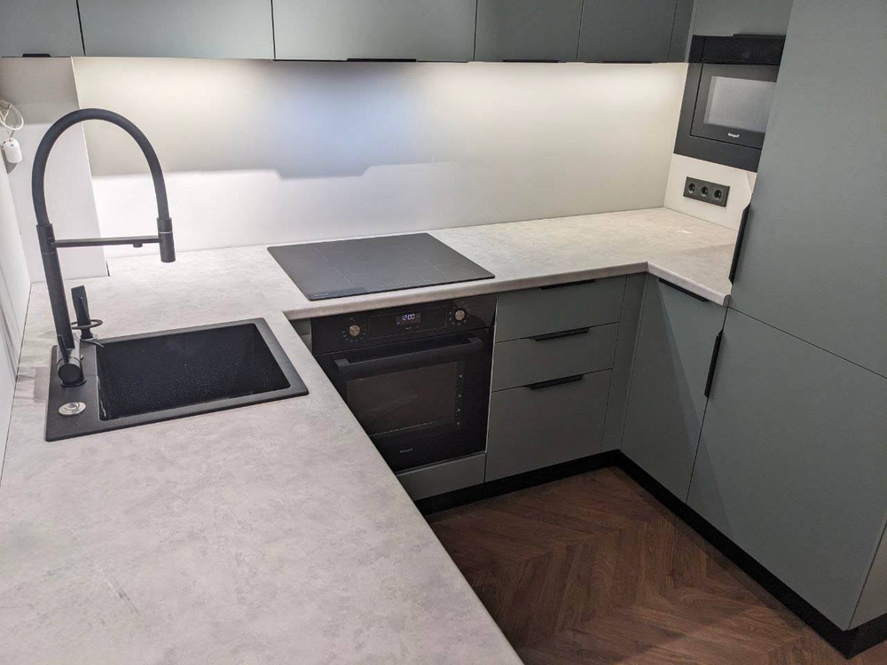 Современная кухня из МДФ в пленке с немецкой фурнитурой