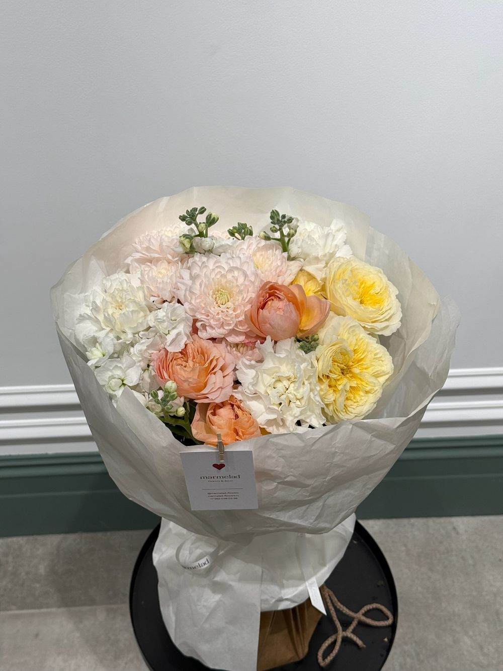 Сборный букет из кустовой пионовидной розы, маттиолы, диантусов и хризантемы