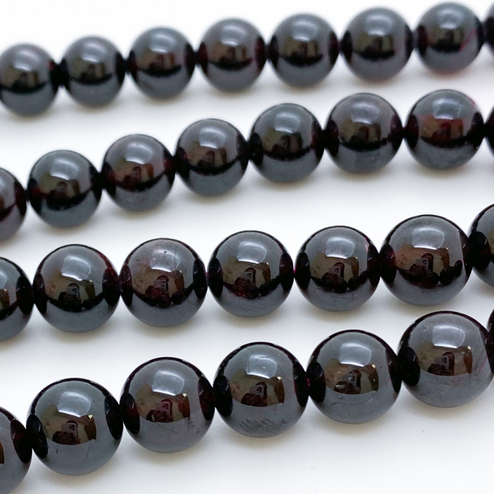 Гранат (высокое качество!), диаметр 8,7-8,8 мм, цена за 11 шт (1/4 нити)