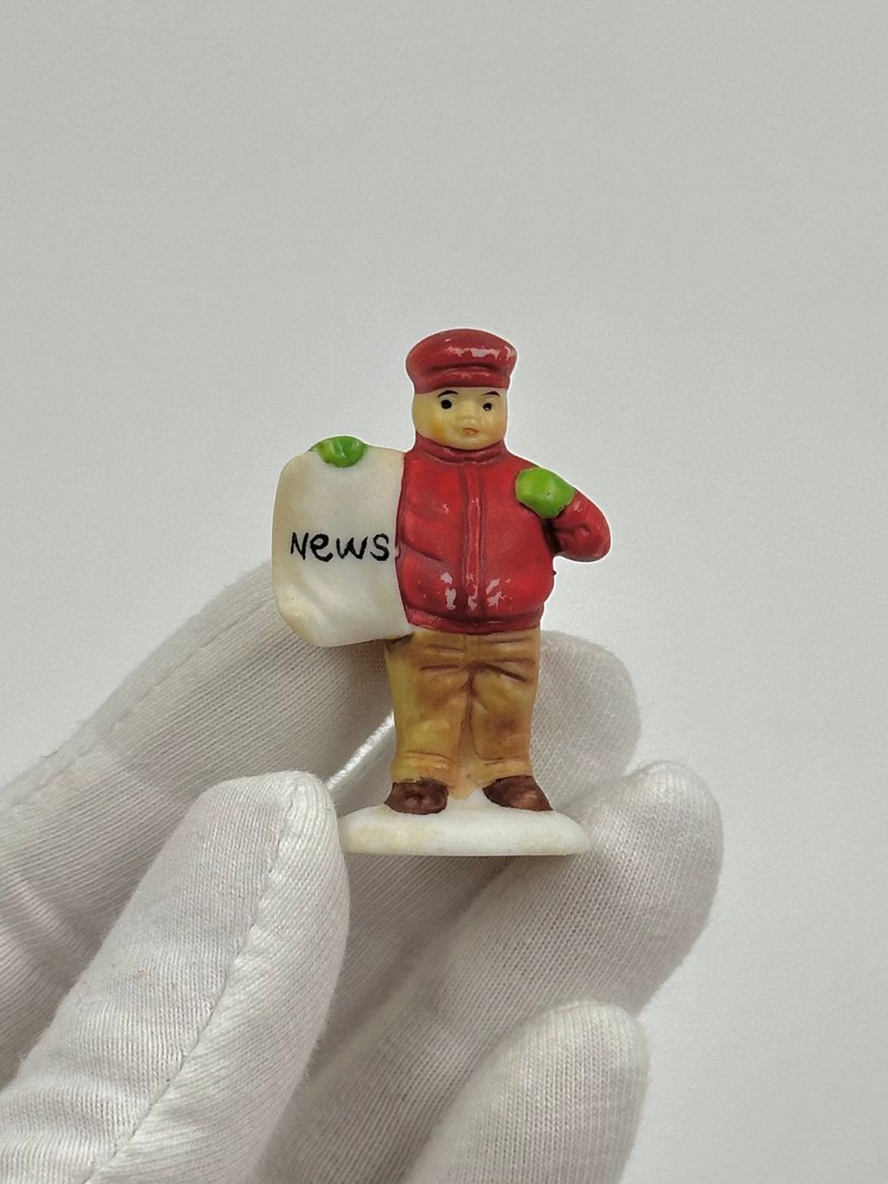 Фигурка Мальчик с газетой Department 56