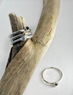 кольцо мятое с камнем