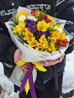 Букет из аромтаных фрезий с эустомой