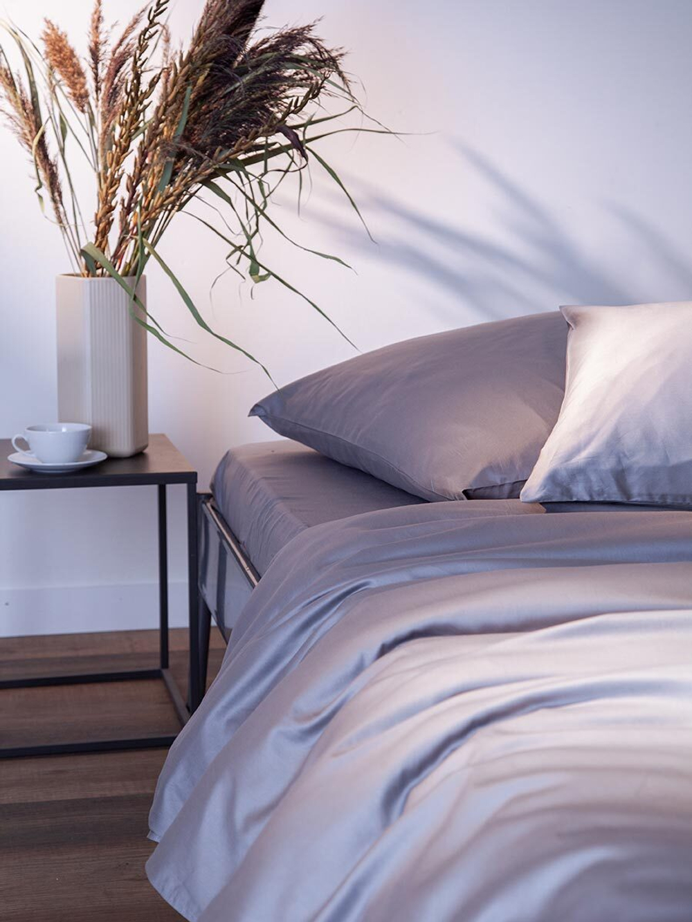 Простыня на резинке из премиального сатина светло-серого цвета из коллекции essential, 200х200х30 см