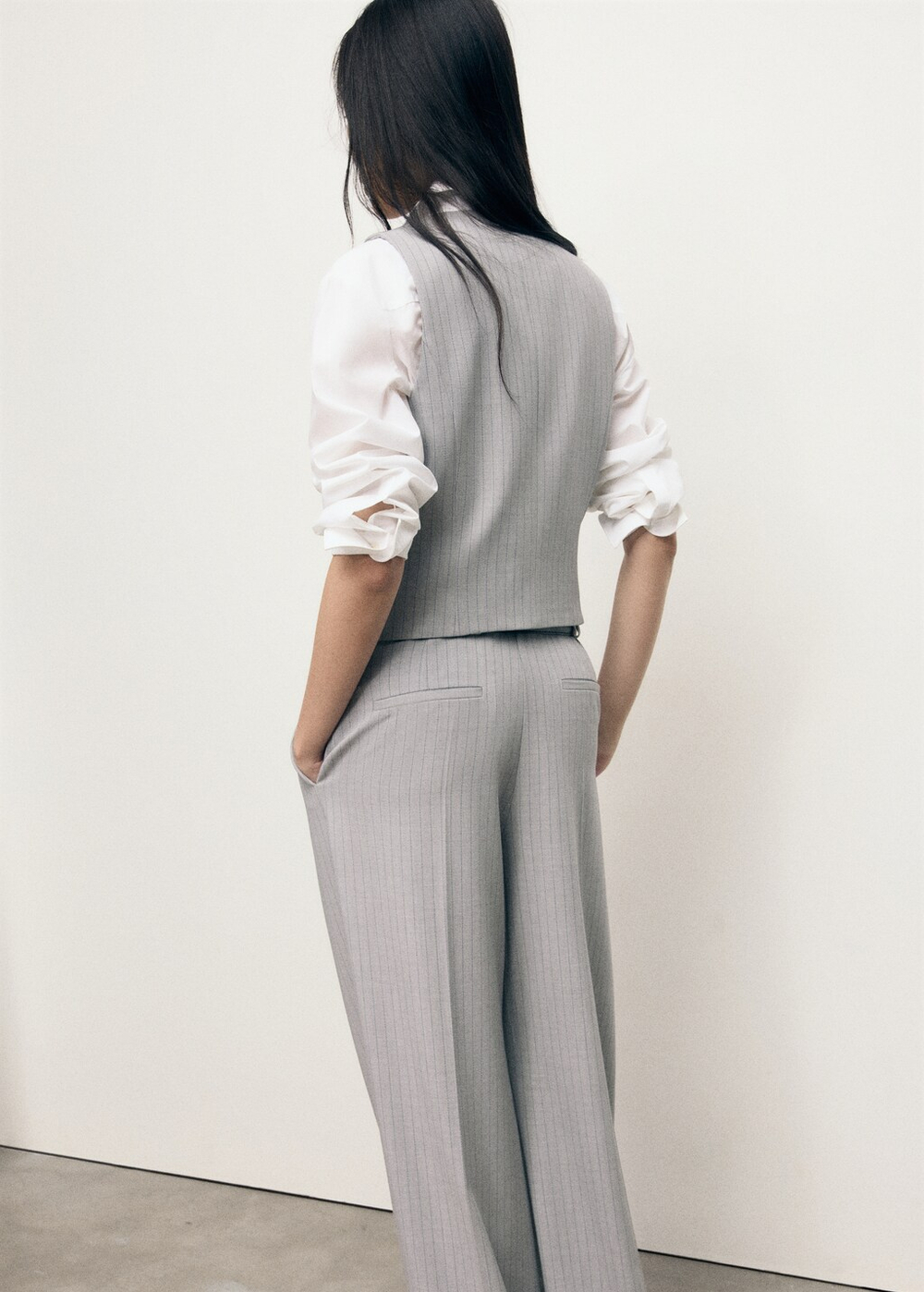 Костюмный жилет в узкую полоску