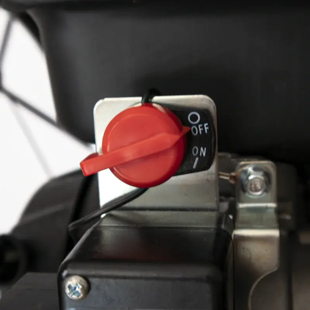 HUTER SGC 8000 снегоуборщик бензиновый 11 л.с. ковш 70 см, выброс 15 м, 6 вперед/2 назад 70/7/18