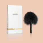 Черная перьевая кисточка с гладкой ручкой Caressing Feather