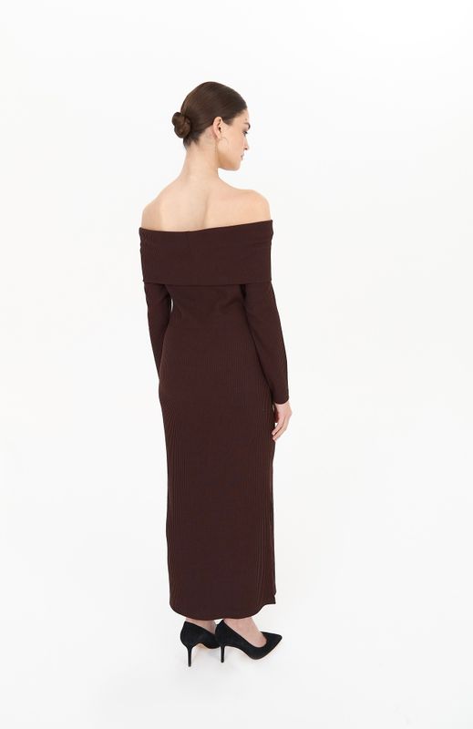 Платье с открытыми плечами в рубчик, шоколад