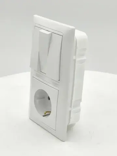 Блок Выключатель трехклавишный + розетка с заземляющим контактом скрытой установки белый 3В-РЦ-695