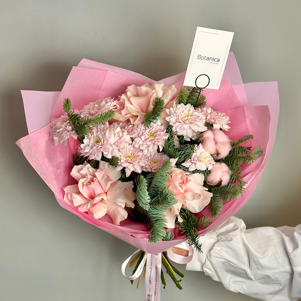 Букет с французскими розовыми розами, хризантемой Балтика , хлопком и нобилисом 71120252