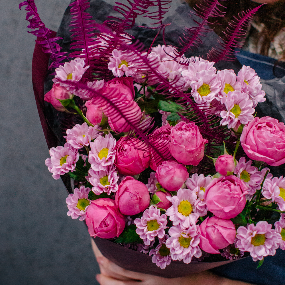 73. Нежный поэтичный дуо-букет с кустовыми розами и сантини