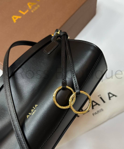 Женская сумка Alaia Le Click East West черного цвета