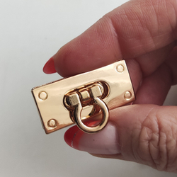 Замок вертушка на винтах Петелька Золото