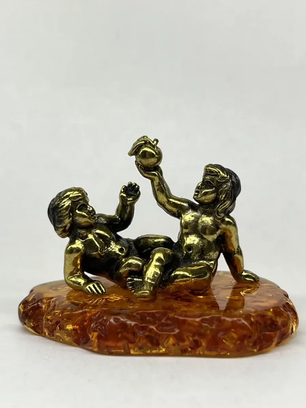 Бронзовая статуэтка на янтаре