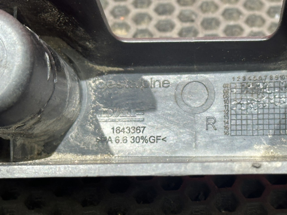 Ручка решетки радиатора правая