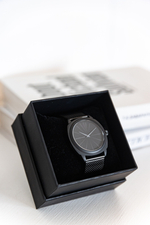 Классические кварцевые часы Black Hole, монохром