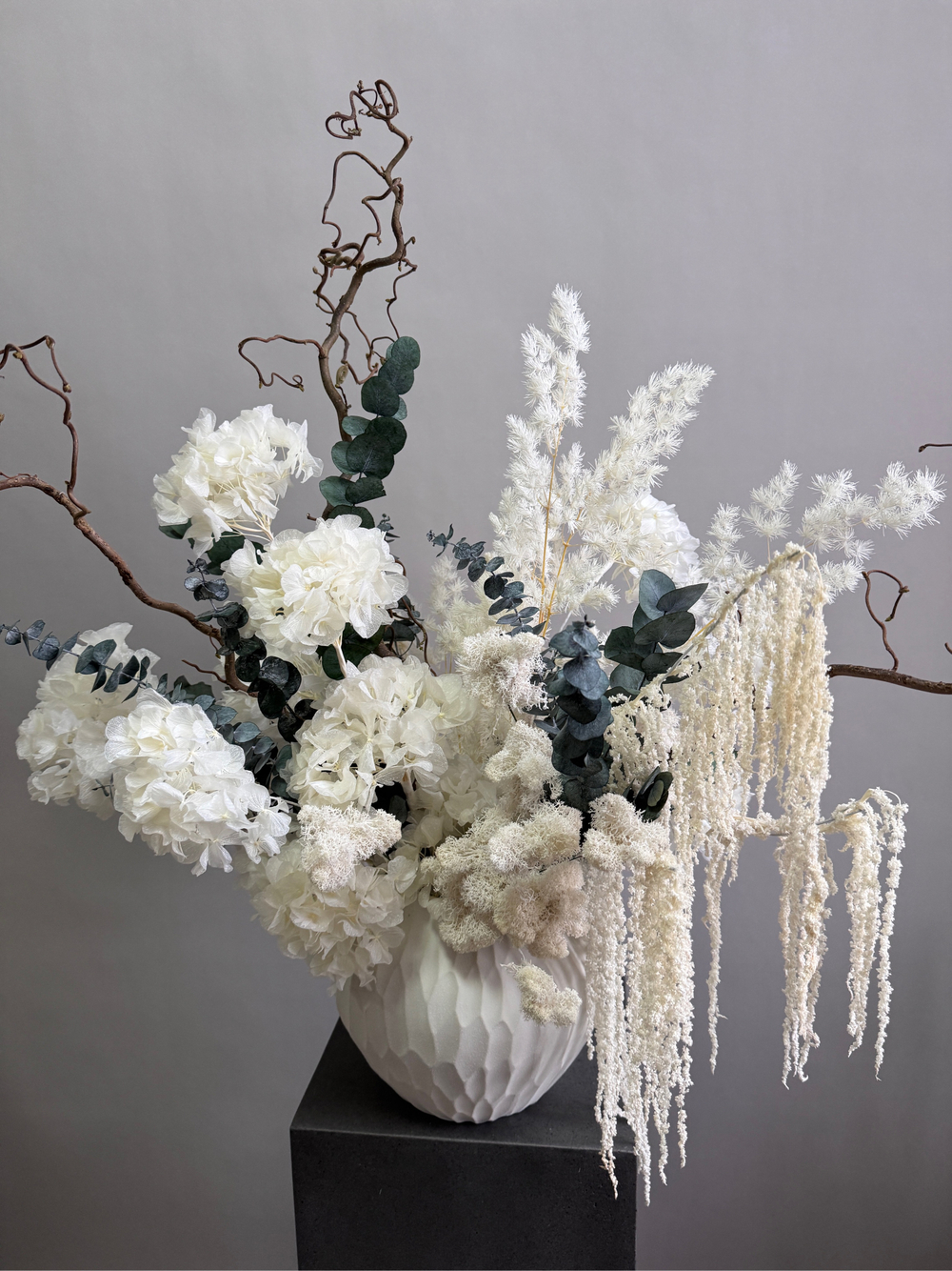 Композиция в кашпо Банксия