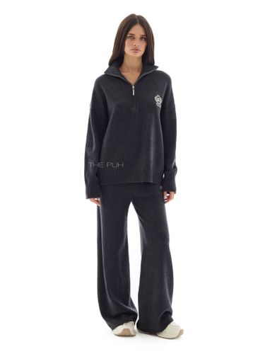 Вязаный костюм с вышивкой в цвете графит