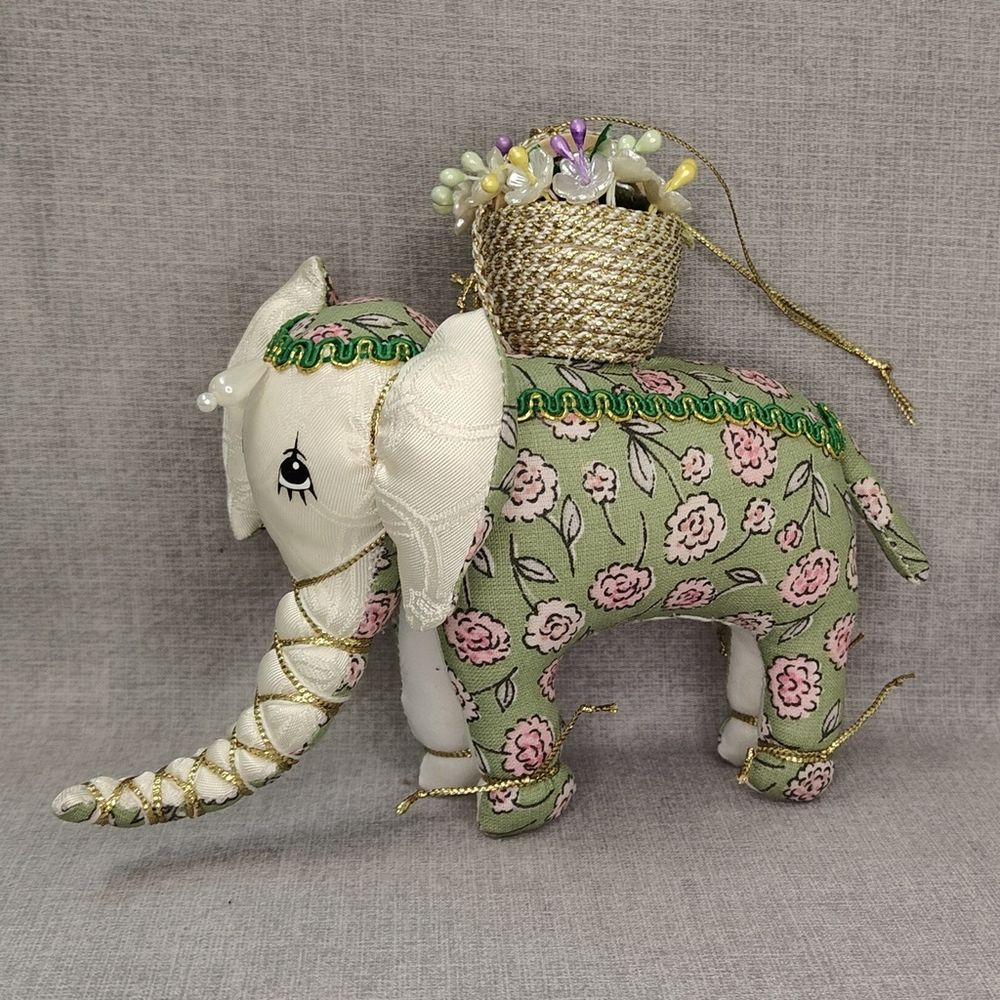 Ёлочная игрушка Слон с аксессуаром