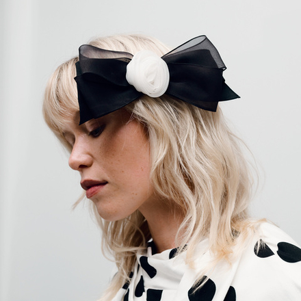 Бант двойной с белой розой