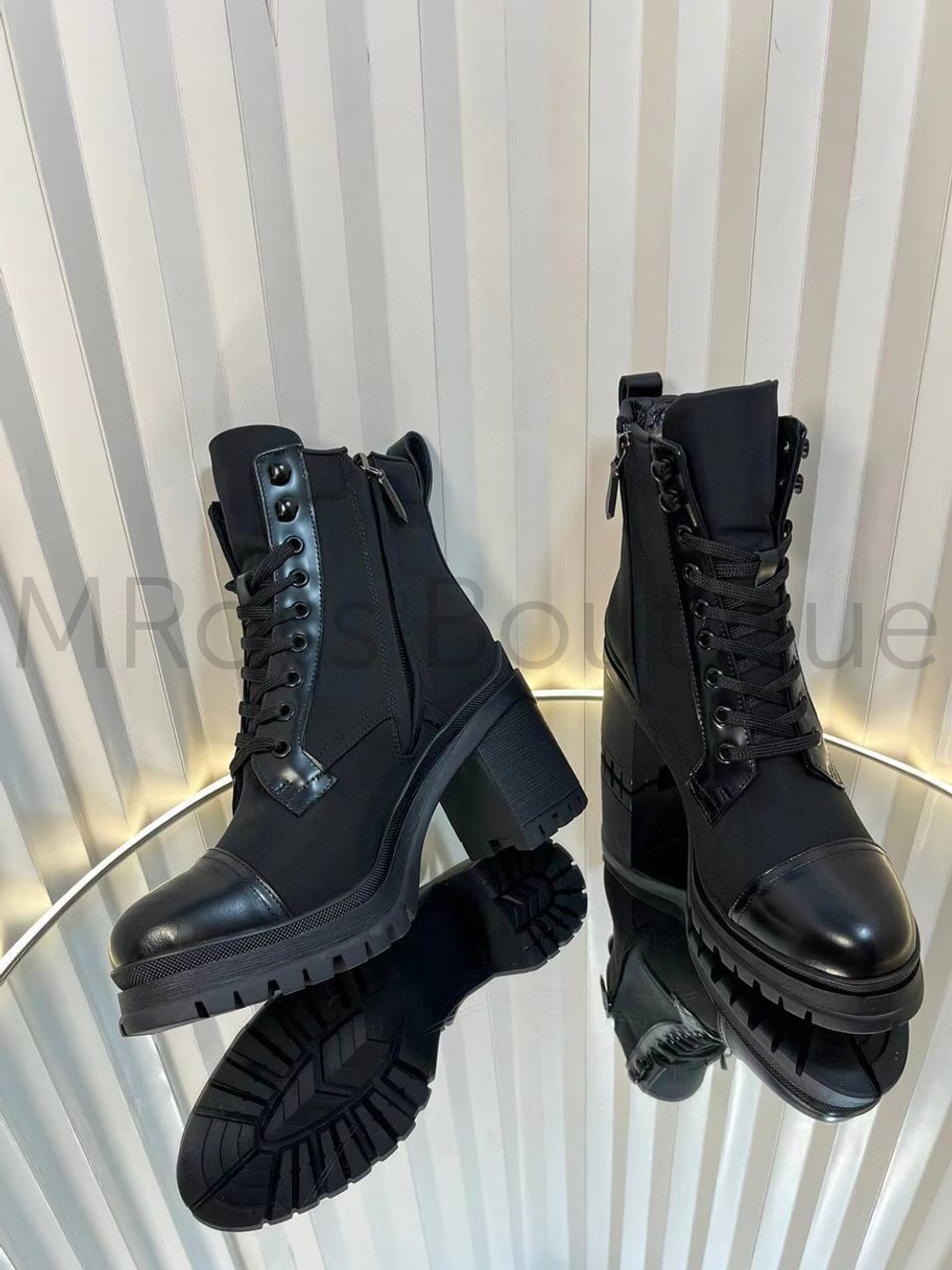 Женские ботинки Prada на каблуке в черном цвете