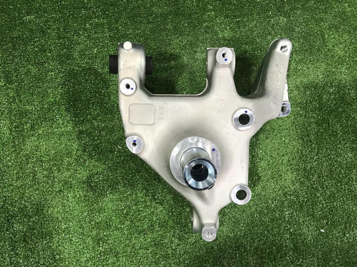 Кулак задний левый VW Passat CC (2008-2017)