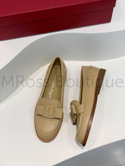 Женские лоферы Salvatore Ferragamo бежевые с бантом