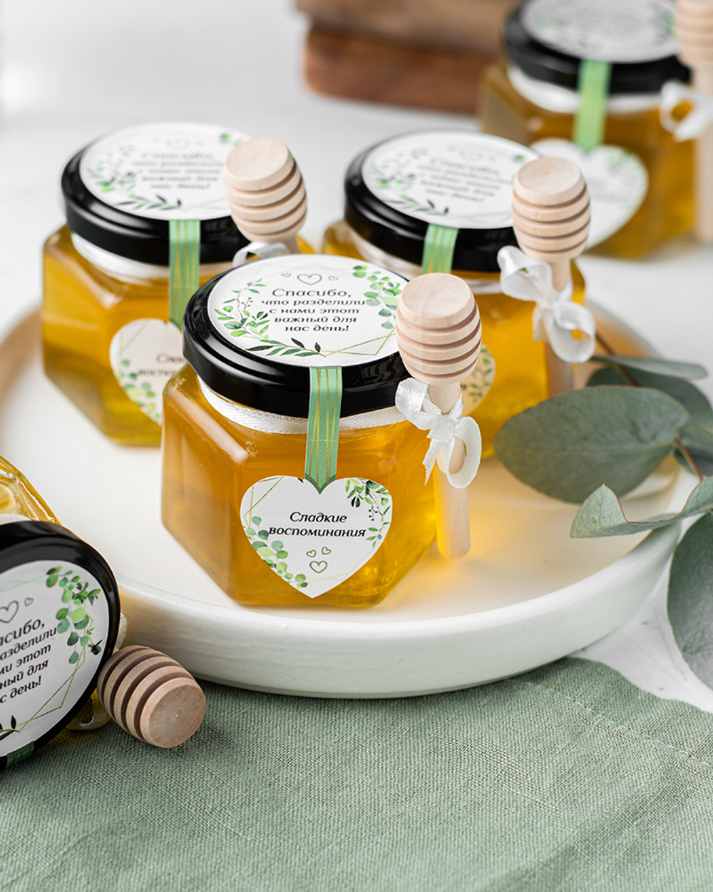 Набор свадебных бонбоньерок (свадебные комплименты для гостей) "Сладкие воспоминания", 6 баночек с медом по 140 грамм