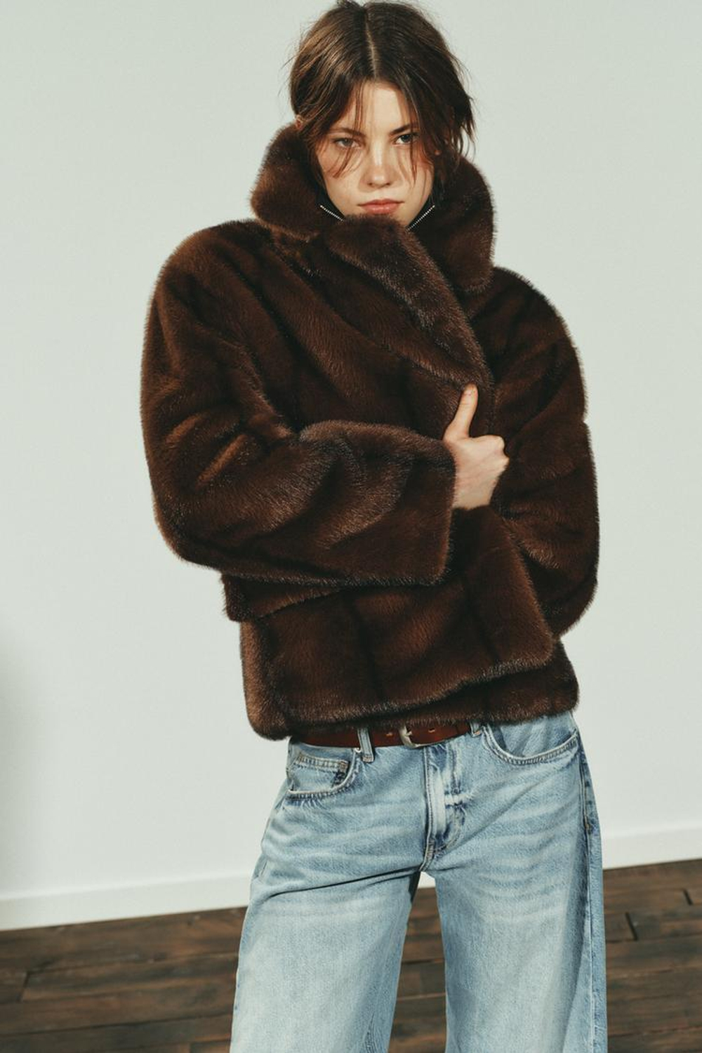 ZARA КОРОТКАЯ ШУБА ИЗ ИСКУССТВЕННОГО МЕХА, ТЕМНО-КОРИЧНЕВЫЙ