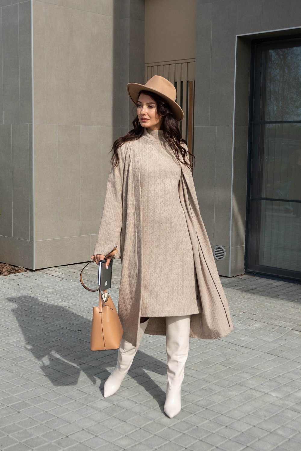 Платье трикотажное бежевое с кардиганом