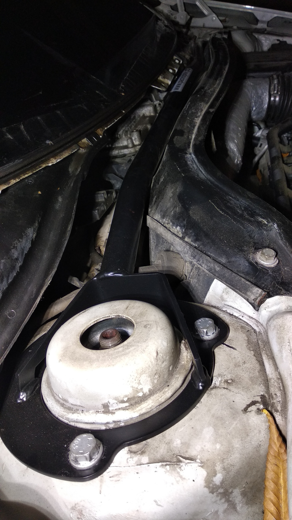 Распорка передних стоек (цельная) Volkswagen Golf 5 (V), 6 (VI) и Skoda Octavia 2 (A5)